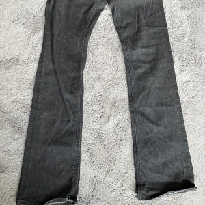 Fornarina lågmidjade jeans - Jag säljer mina lågmidjade jeans som inte har kommit till användning då jag inte får på mig de längre. De är i storlek 30 men passar även 27- 30 (små i storleken). 💕