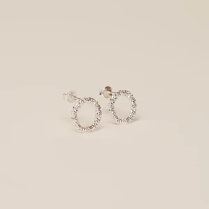 Hammered Studs Silver - Info:  Cirkelformade örhängen med hammrad yta. ✔️925 Sterling silver ✔️ Nickelfria  Jag designar mina smycken själv