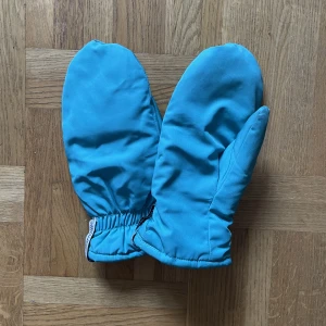Vantar - Turkosa tumvantar med fingervantar inuti från Carin Wester i storlek XS/S. Använda men fint skick. Värmer bra och jättemysiga på vintern. 