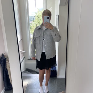 Höstjacka  - Grå höstjacka från Monki i storlek xxs men är stor i storleken. Den är i ett väldigt fint skick!💗