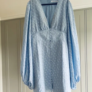 Adoore Florence Dress blå  - Tyvärr är den något för stor för mig. Pris kan diskuteras. Byter gärna klänning också mot en annan Adoore🌸  https://adoore.se/products/florens-dress-blue?gclid=CjwKCAjw_aemBhBLEiwAT98FMqcL69d4kA1-KjX1zZIQ1lbU99LPWROTOm1OqBMRDMDfCQaHWj_JARoCyd4QAvD_BwE