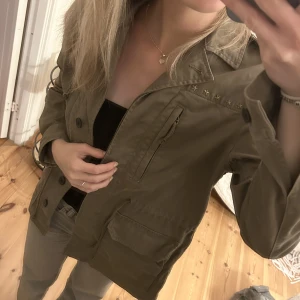 militärgrön jacka med stärnor strl 40 - Trendig militärgrön jacka strl 40!