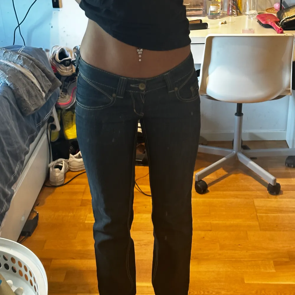 Snygga low waist jeans från Tommy Hilfiger! Köpta på secondhand, skit snygga fast nu för små för mig, Skriv till mig för fler bilder! 🫶🏽. Jeans & Byxor.