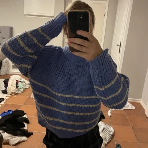 Stickad varm tjocktröjan  - Fin stickad tröja väldigt varm och mysig