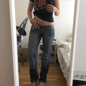 Utsvängda moschino jeans storlek 38 men sitter mer som 36💕