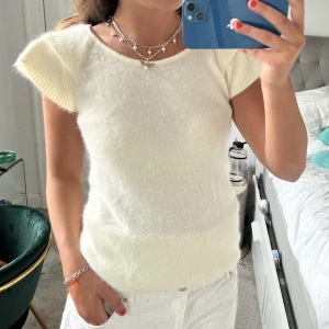 Angora topp!  - Så snygg topp i angora! Super mysig,sticks inte alls❤️ Den är uppvikt på bilden men det är som en resår längst ner så den lägger sig så naturligt och åker inte ner!❤️