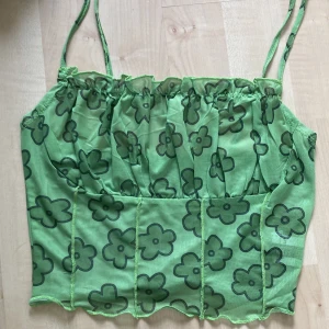 Mesh top - Aldrig använd köpt för 70 kr Grön top med blommor
