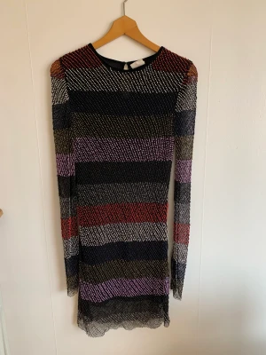 Klänning  - Fantastisk kort klänning från H&M studio med pärlor. 