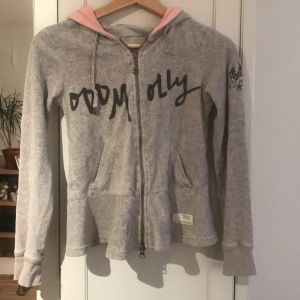 Odd Molly kofta  - Grå Odd Molly kofta med volang längst ned och rosa på insidan av luvan. Köpt på second hand så ganska använd men ser ut som ny, inga fläckar elr hål. Säljer då den är för liten och it min stil. 