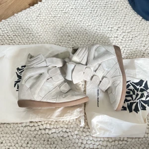 Isabel marant skor - Säljer mina beiga isabel marant skor. Nypri är ca 5000kr. Dom är i fint skick, lite smutsiga på vissa ställen som jag kan skicka fler bilder på💕💕