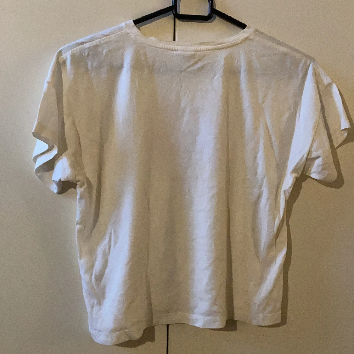 Vit t-shirt med rött hjärta ”right now” - 90