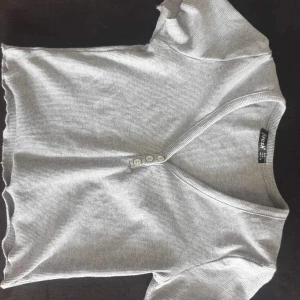 T-shirt - T-shirt , storlek L , liten i storlek , bra skick