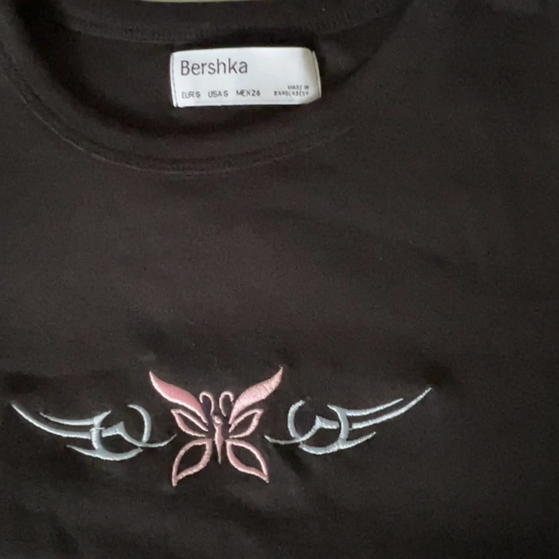 Croppad T-shirt med broderi - 91