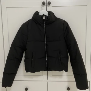 Jacka  - Jacka från Only. Den är i väldigt bra skick. Storlek small. 