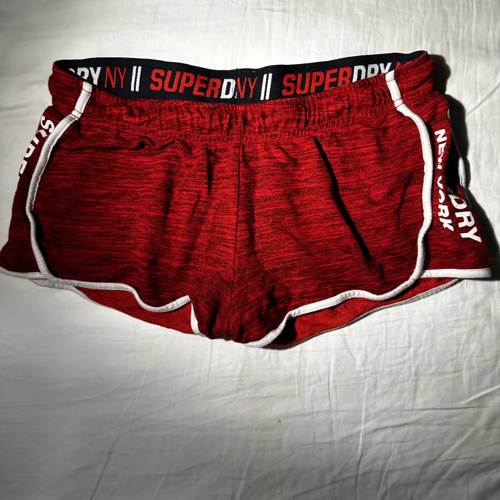 Röda superdry shorts. Shorts.