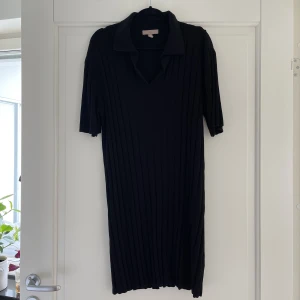 Svart ribbad klänning  - Klänning från H&M som är ribbad! Perfekt till vardagen, när man inte vet vad man ska ha på sig! 