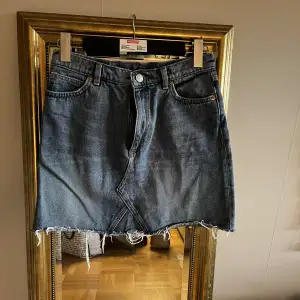 Jeanskjol från Monki. Använd typ 2 ggr så den är i superfint skick. 