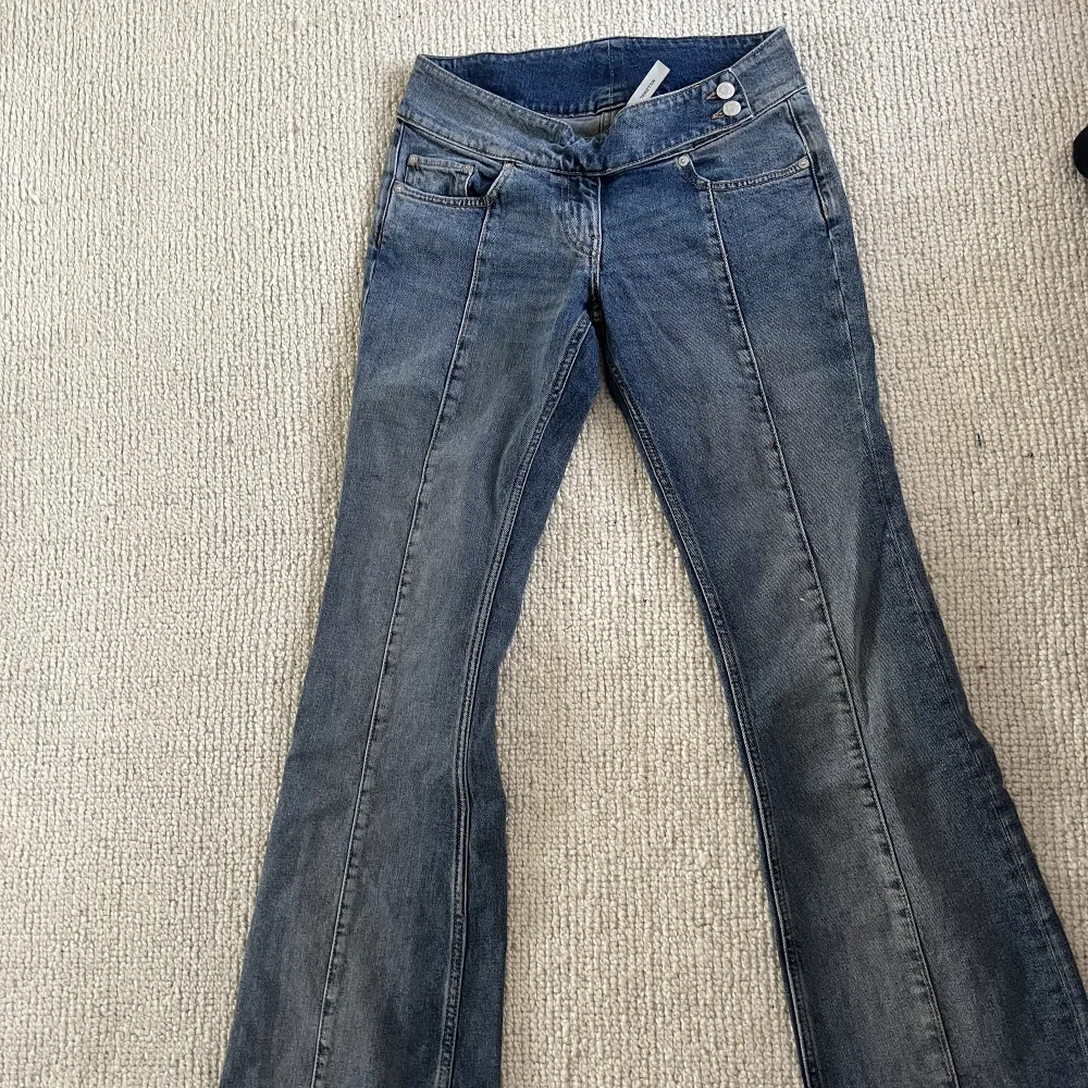 Säljer dessa assnygga lågmidjade jeans, bra skick o använt få gånger. Inga fickor på baksidan❣️❣️. Jeans & Byxor.