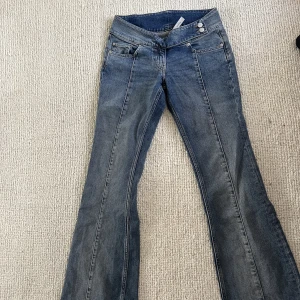 Weekday jeans  - Säljer dessa assnygga lågmidjade jeans, bra skick o använt få gånger. Inga fickor på baksidan❣️❣️