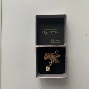 Guldkedja med hänge  - Säljer detta halsband super billigt. Jag betalade 2247kr och jag säljer för 800kr. Kedjan är 48 cm lång. Båda är köpta på guldfynd som bilderna visar. Båda är 9 karat. 