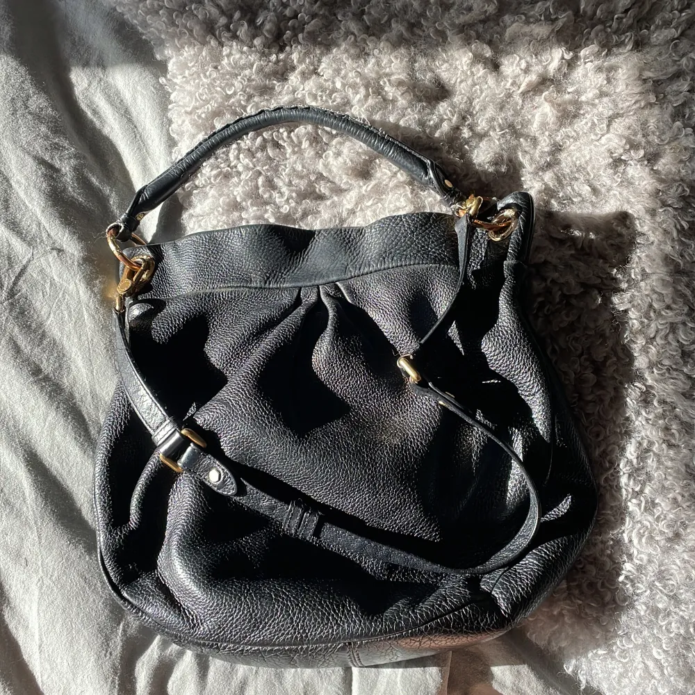 Intressekoll på min sjukt snygga marc Jacobs väska. Den är i jättebra skit förutom att de gått upp lite sömmar vid handtaget❤️. Väskor.