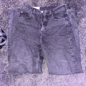 Baggy jeans - Högmidjad H&M jeans, jättesnygga men har blivit för små för mig