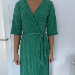 Klänning - Midiklänning från Gina Tricot. Använd ett fåtal gånger och i bra skick 🩵 Modellen är 178 cm lång