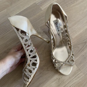 Klackskor  - Jättefina klackar med stenar