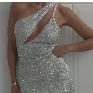 Balklänning - Säljer min superfina balklänning från NA-KD. Är fulllång på mig som 170 och går även att ha med klackar!  