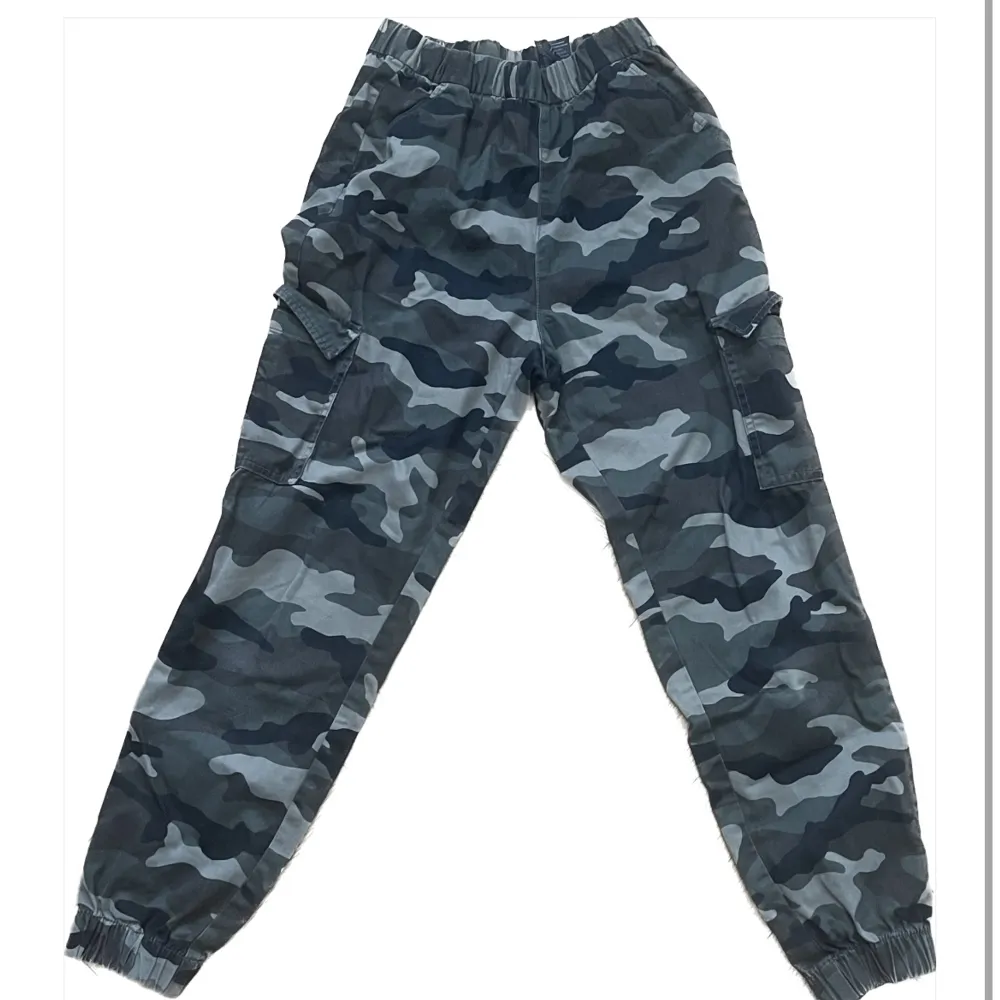 Snygga militär färgade byxor som tyvärr blivit för små. Får alltid komplimanger när jag har på mig dem🫢köpta på h&m för några år sedan!. Jeans & Byxor.