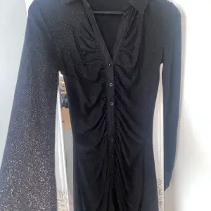Svart glittrig klänning från Bikbok😍 otroligt vacker klänning köpt för 349kr på Bikbok och använd endast en gång. Säljs eftersom jag har många liknande. Obs den är kort