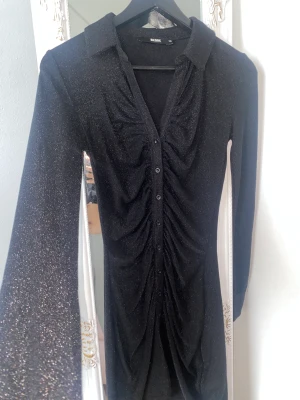 Bikbok svart klänning  - Svart glittrig klänning från Bikbok😍 otroligt vacker klänning köpt för 349kr på Bikbok och använd endast en gång. Säljs eftersom jag har många liknande. Obs den är kort