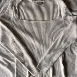 Vit långärmad tröja - Ribbad långärmad tröja. Väldigt skönt material. Skicket syns på bilderna. 