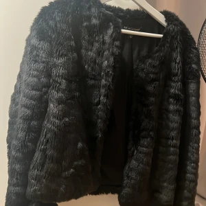 Fake päls jacka  - Svart fake päls jacka, strl M men passar bra till S också
