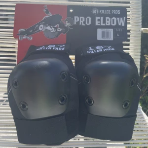 Armbågsskydd - Skating armbågs skydd. Köpta för 539kr och är helt oanvända. Skulle använda de som knäskydd men slutade åka🩷