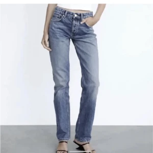 Zara mid/low waist jeans - Säljer mina älskade zara jeans pga av de är försmå, strl 38!! Dom är i bra skick 