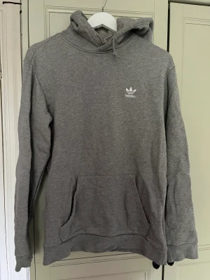 Adidas hoodie  - Grå Adidas tröja strl M