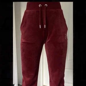 Juicy couture byxor säljes - Säljer nu dessa juicy byxor då dem inte kommer till användning längre. Fint skick och använda fåtal gånger. Storlek XXS men har vart lite långa för mig som är ungefär 158 cm lång.  Köparen står för frakt! Skicka meddelande för fler bilder😊