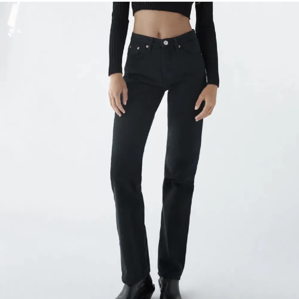 Säljer nu dessa superpopulära och helt slutsålda jeans från Zara då dem tyvärr inte passar mig längre🤍. Jeans & Byxor.