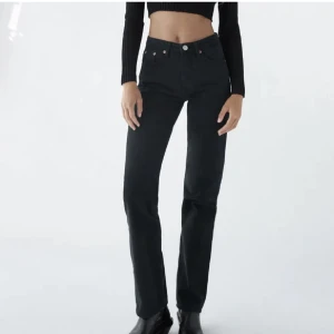 Straight Jeans Mid Rise Full Lenght-Zara - Säljer nu dessa superpopulära och helt slutsålda jeans från Zara då dem tyvärr inte passar mig längre🤍