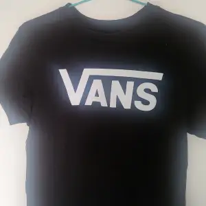 Svart t-shirt från Vans sparsamt använd. Tight i modellen