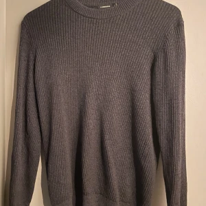 J.Lindeberg tröja  - J.Lindeberg tröja i bra skick.  Storlek M.  Nypris:1300. Mitt pris:499