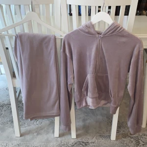 Mjukisset i velour  - Säljer ett lila mjukisset i velour från hm. Det är använt enstaka gånger💗 supermysigt men har tyvärr inte kommit till användning💕