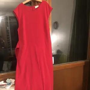 Jättefin röd jumpsuit från Vila i storlek M. Använd en gång. Den har blivit för stor för mig och därför säljer jag den. Den har två straps eller band som man knyter med i ryggen som formar midjan. 