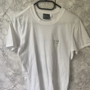 Hov1 merch - Säljer min hov1 t-shirt. I väldigt bra skick.   Pris: 200kr  ( lånade bilder )