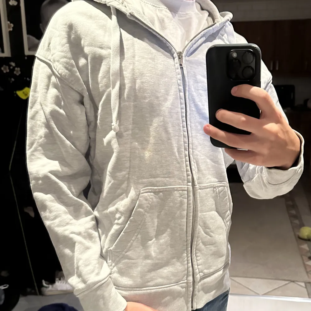 Snygg och skön zip hoodie från H&M. Fraktar så fort jag kan!. Hoodies.