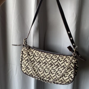 Väska - Säljer denna väska från HM då den inte kommer till användning. 