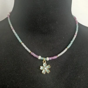 Blomhalsband 🌼 - Pärlhalsband med blomma 🌼