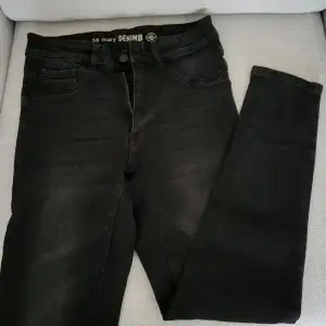 Denim jeansbyxor i svart färg💗