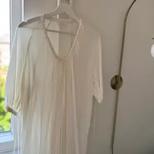 Säljer min studentklänning från cos! Använd en gång, superfin satinliknande vit klänning!  Säljer för 400kr
